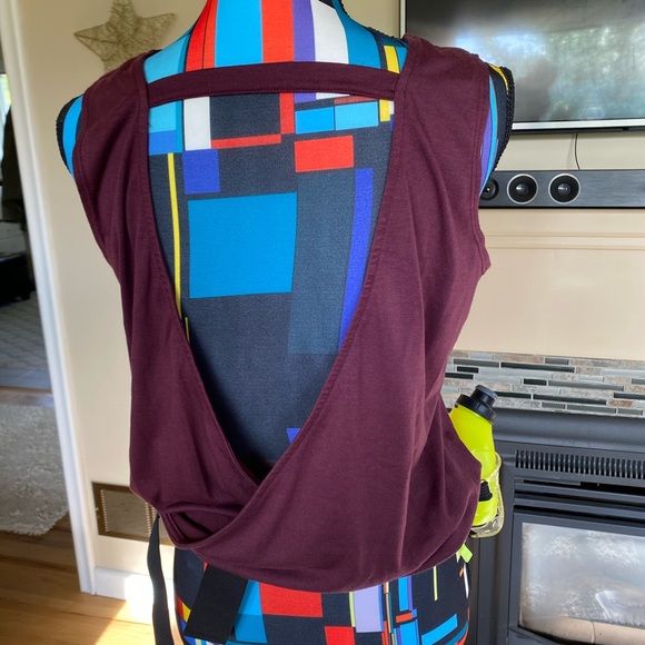 Onzie open back yoga tank - Picture 2 of 3